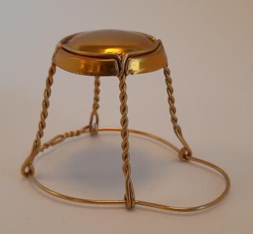 Agraffe Drahtbügel gold mit Deckel 